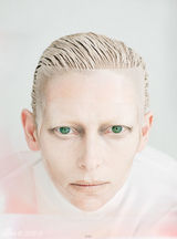 组图：蒂尔达-斯文顿《W》冷面光头变身外星人