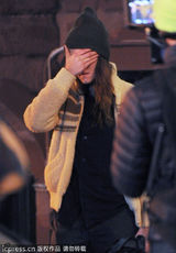 组图：斯图尔特街头拍电影 素颜出镜显憔悴