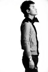 组图：贾乃亮黑白大片曝光 阳光形象获赞