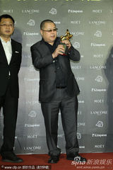 组图：刘德华为最佳影片《神探亨特张》颁奖
