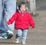 组图：贝克汉姆带子女公园游玩 小七萌趣可爱