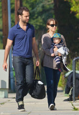 高清组图：娜塔丽-波特曼一家三口外出儿子可爱