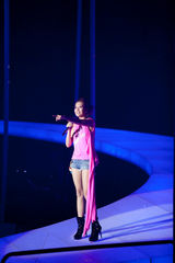 组图：天生歌姬A-Lin澳门开唱 牛仔热裤秀长腿