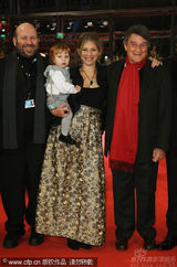 幻灯图集：《谜团》首映 女导演抱宝宝亮相