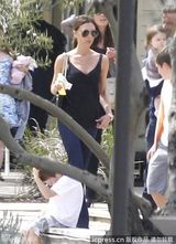 组图：小贝与好友结伴齐春游 变身奶爸享亲子乐