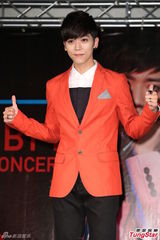 组图：Bii演唱会将与母相聚 撇整形自嘲有雀斑