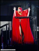 组图：LadyGaga透视乳贴造型化身风骚修女劲歌热舞