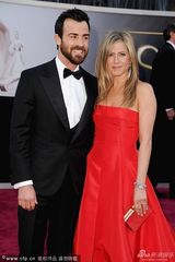 组图：安妮斯顿红裙大气 和男友贾斯汀秀恩爱