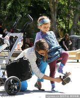 组图：杰西卡-阿尔芭公园亲子游 帮爱女穿鞋显温馨