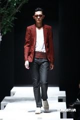 组图：阿Sa(蔡卓妍)古天乐现身北京 观赏时装发布会