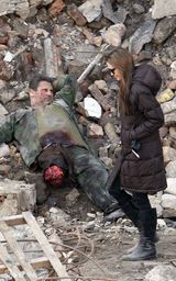 组图：朱莉匈牙利拍导演处女作 皮特随行献吻秀恩爱