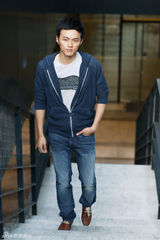 组图：叶祖新动感街拍 明媚笑容享惬意时光