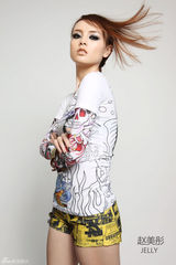 高清组图：赵美彤炫酷写真 烟熏妆魅力十足