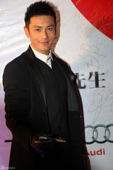 组图：黄晓明捧大奖风趣解读今冬时尚