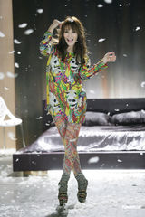 高清图：萧亚轩新歌MV秀美腿 化身“和平女神”