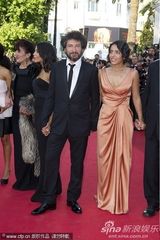 高清组图：《女人之源》首映 吕克-贝松吻娇妻抢镜