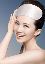 高清图：孟茜全新写真秀无痕肌肤 展露自信笑容