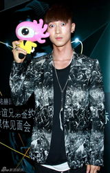 高清图：张佑赫签约华谊欲重组HOT 想跟周杰伦合作