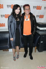 组图：叶玉卿半掩丰胸出镜 与谭咏麟接受专访