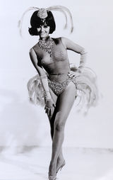 组图：昔日性感明星登戛纳排片表封面 风格各异