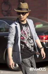 组图：黄海波疯帽子写真 休闲装扮展野性魅力