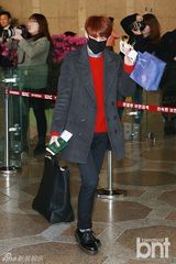 组图：韩团BEAST现身机场显潮男时尚