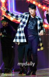 组图：Rain复出舞台彩排 耍帅卖萌魅力不减