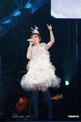 组图：梁静茹香港红馆个唱落幕 造型百变气氛热