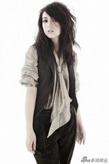 组图：董璇登《风尚志》封面  浓妆诵读爱之唇