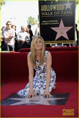 组图：安妮斯顿星光大道留名 与男友热吻