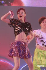 组图：江若琳个唱换多款性感装 与男伴贴身热舞