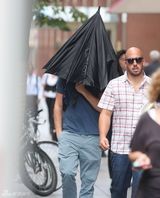 组图：莱昂纳多在片场不满被拍拿伞遮脸