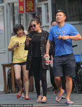 组图：张雨绮穿拖鞋街边打牙祭 边走边剔牙随意