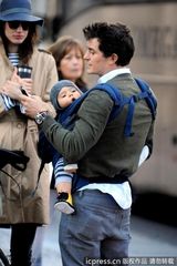 组图：奥兰多-布鲁姆携子逛街 变袋鼠爸爸好有爱