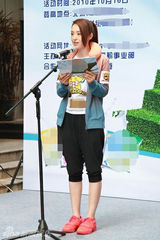组图：董璇运动潮装现身活动 节能减排化身低碳达人