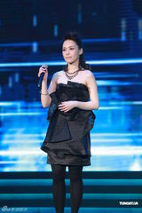 组图：陈思思开唱人气火爆 曾志伟主持twins任嘉宾