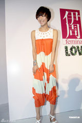 幻灯图：王珞丹出席庆典 郑元畅金西装闪耀全场