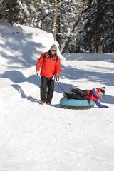 组图：《爸爸》爸爸们全副武装 冰天雪地劈木头