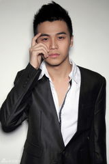 组图：孟瑞拍轻熟男写真 气质优雅笑容阳光