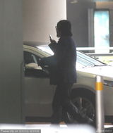 组图：高晓松现身机场痞气十足 狂抽烟不避镜头