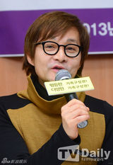 组图：韩导演与伴侣十指紧扣敦促同性婚姻合法