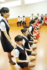 组图：大运之星变身空姐 美少女制服诱惑再升级