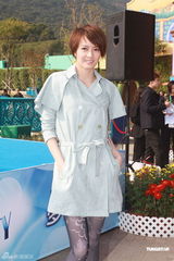 组图：梁咏琪穿丝袜秀美腿 常常易容游海洋公园