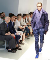 组图：邓超米兰春夏时装周帅气亮相