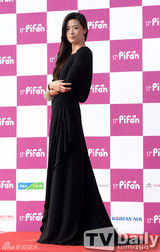 组图：全智贤性感亮相电影节红毯 女星走光露底