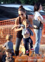 高清组图：阿尔芭携爱女到南瓜地 小奥诺露肚脐 