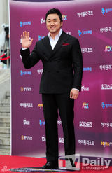 组图：百想红毯朴有天帅气 女星主打黑裙秀性感