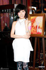 组图：阿娇阿SA合体出席珠宝展 姐妹花大方谈情