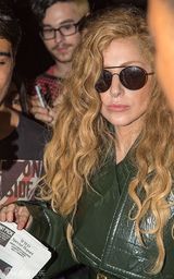 组图：LadyGaga现身寓所与粉丝合影 鼻环抢镜