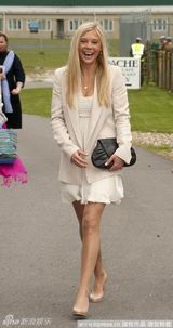 幻灯图：哈里王子顺利毕业 查尔斯王储亲子授予勋章